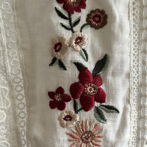 Crop embroidery/crochet top - Picture 2 of 2